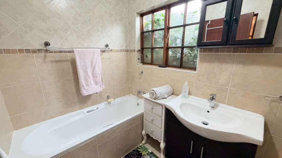 4 Bedroom Property for Sale in Langenhovenpark Free State